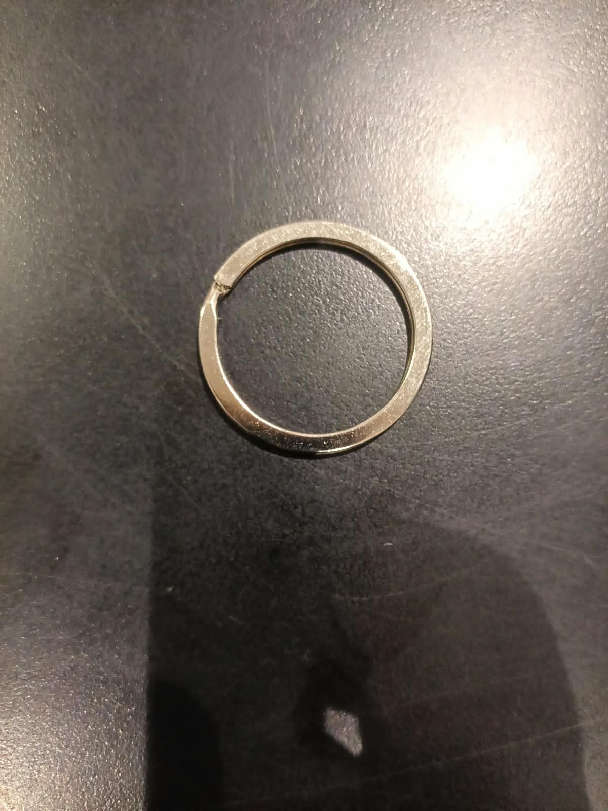 Close-up of the 30mm flat silver split key ring